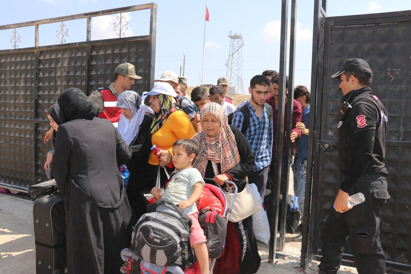 Bayram için ülkelerine giden Suriyelilerin geçişi bugün de devam etti